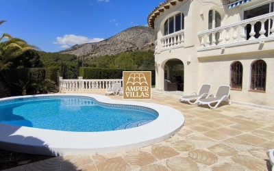 Ruime en mooie villa, mediterraanse stijl, met gastenverblijf te koop in Altea.